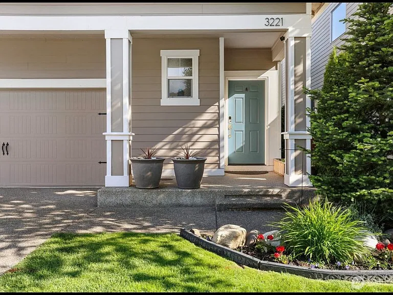 3221 Hanna Dr NE — Photo 1