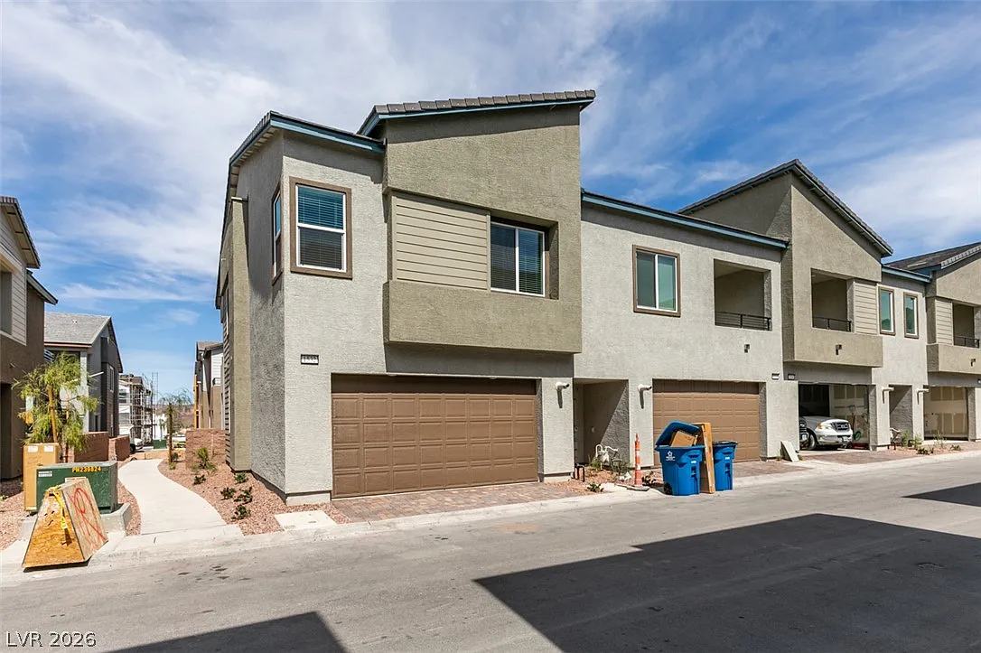 4 bed, 3.0 bath, 1927 sqft, $2,100 — Photo 1