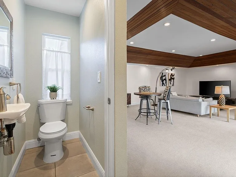 1261 Davis Ave — Photo 11