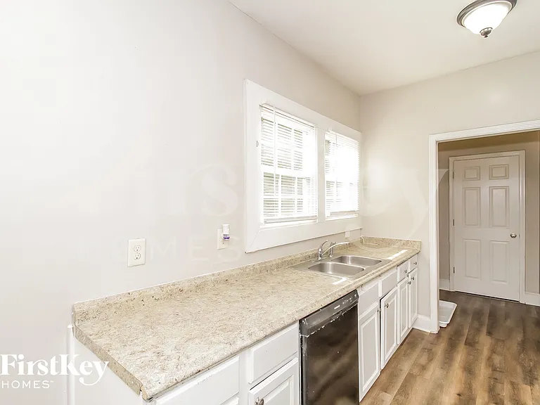 1387 Beecher St SW — Photo 7