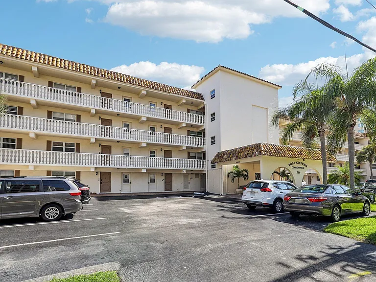 200 E Royal Palm Rd — Photo 3