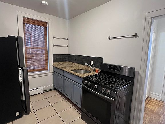 5th image of 238 Lexington Ave APT 2R