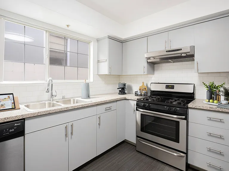 1817 Garfield Pl — Photo 1