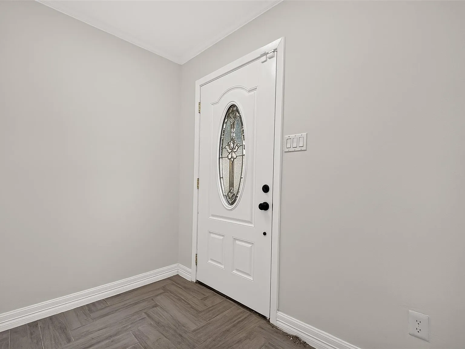 3 bed, 3.0 bath, 2378 sqft, $2,200 — Photo 3