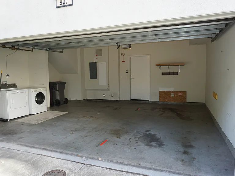 907 Zephyr Dr — Photo 9