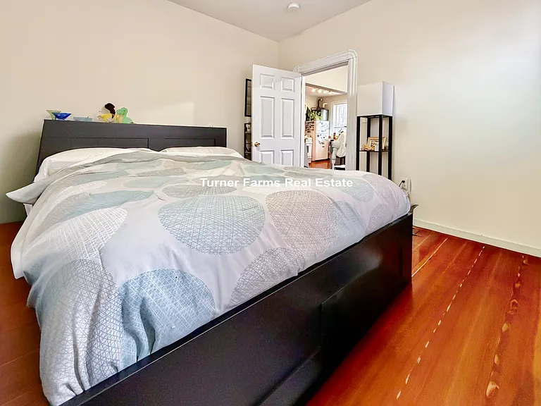 1056 Cambridge St — Photo 8