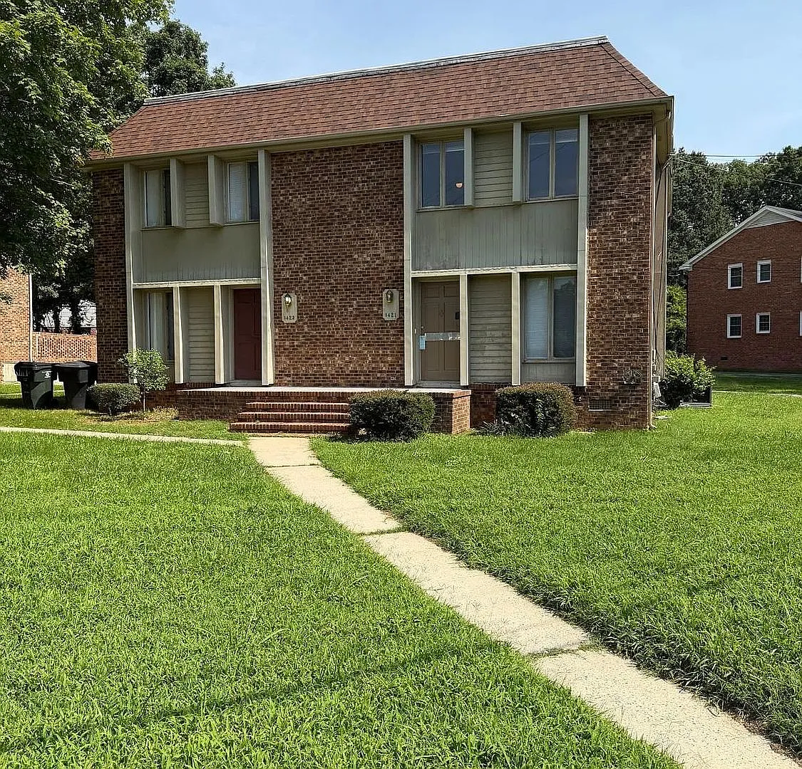 Room in 3 Bedroom Home in Burlington — Photo 1