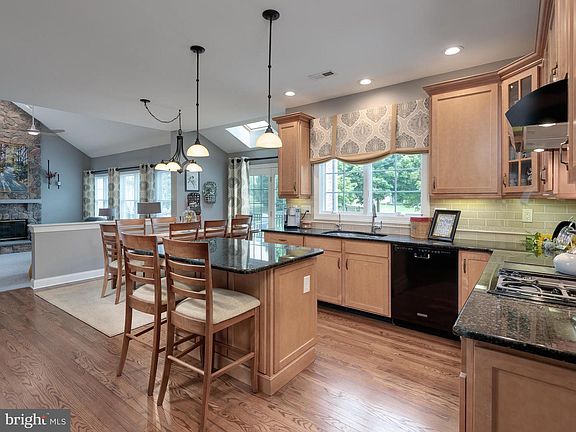 4th image of 261 River Crest Dr