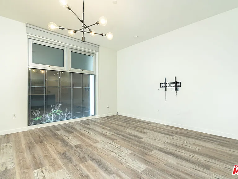 630 W 6th St #207 — Photo 19
