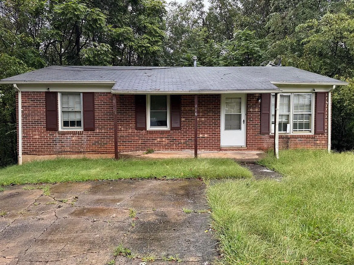 3 bed, 1.0 bath, 950 sqft, $1,263 — Photo 1