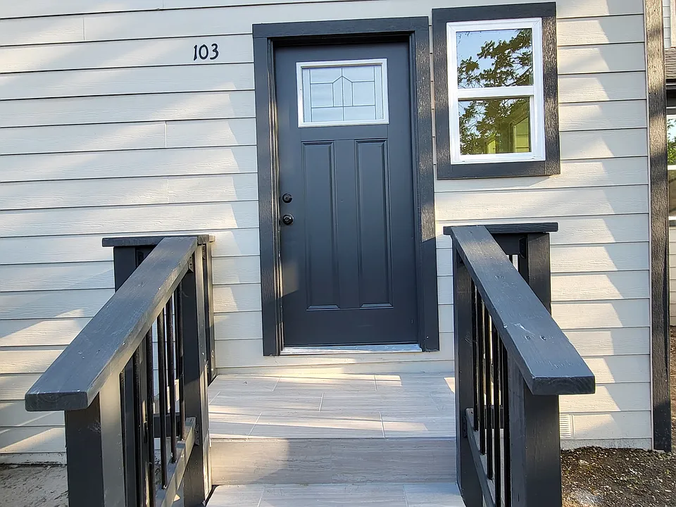 647 Hammond Ave