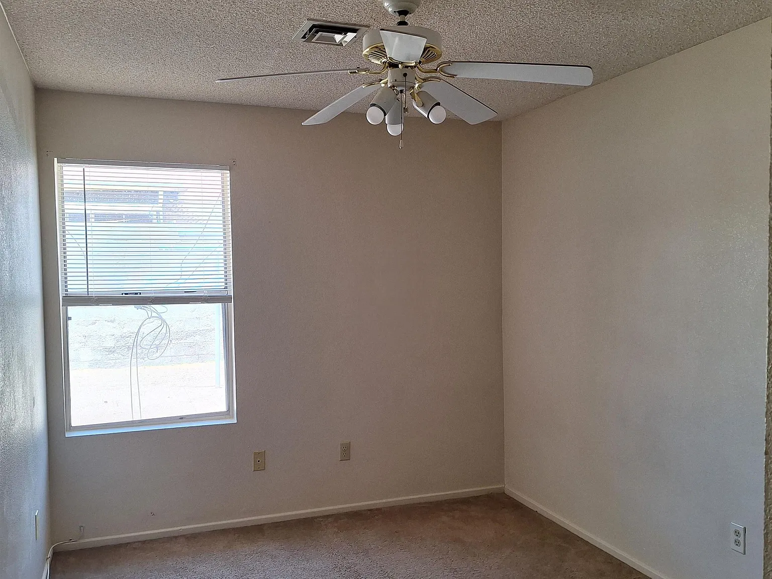 3 bed, 2.0 bath, 1260 sqft, $1,400 — Photo 4