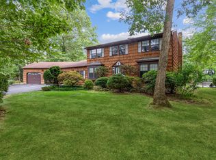 2 Hunting Hill Dr, Dix Hills, NY 11746