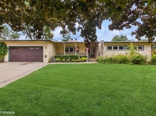 731 Pleasant St, Woodstock, IL 60098