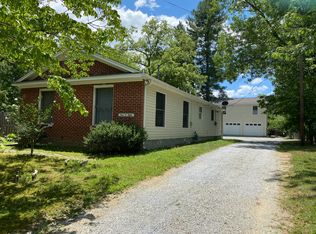 908 W Allen St, Hendersonville, NC 28739