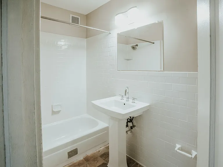 404 SE 8th Street — Photo 8