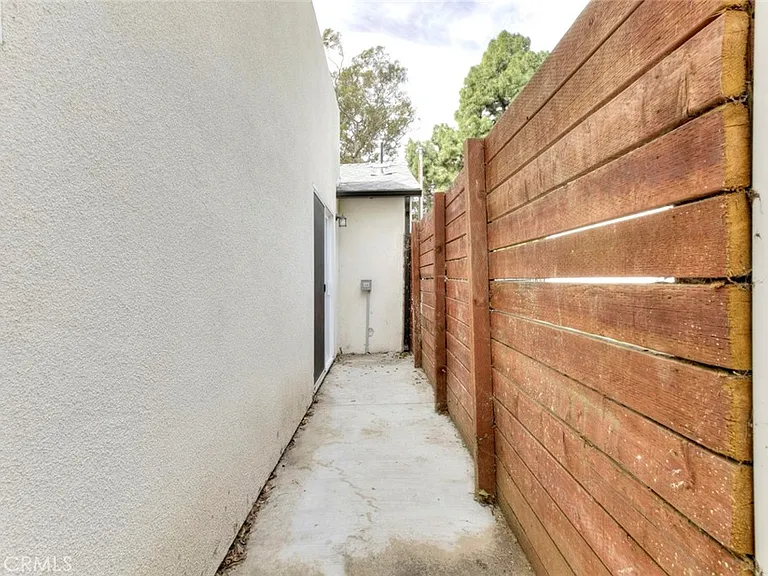 15557 Wyandotte St — Photo 24