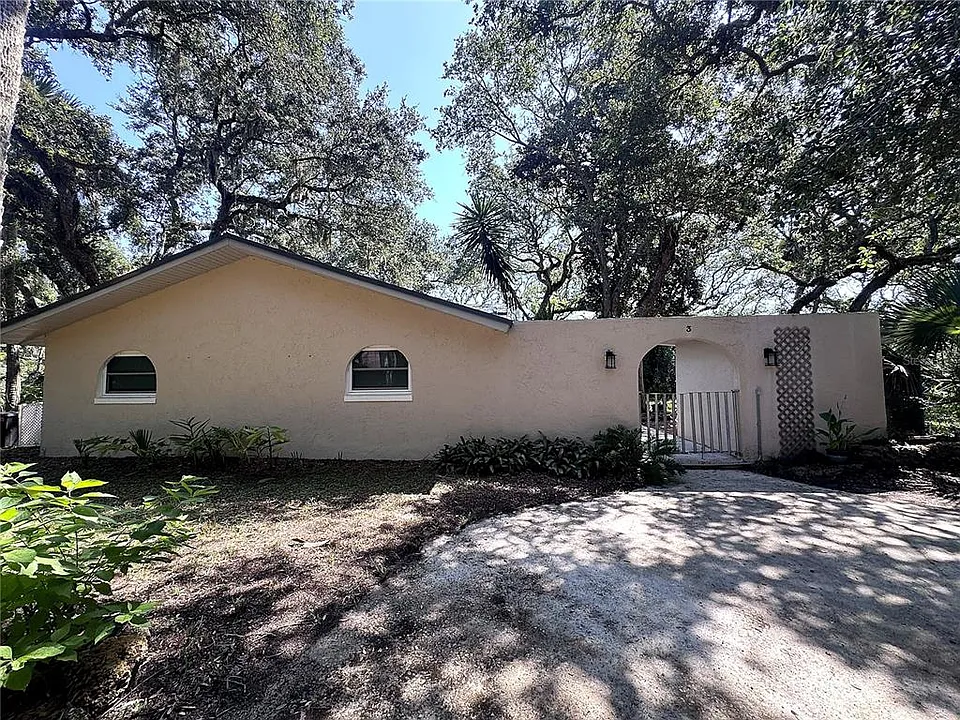 3 Elizabeth Dr E