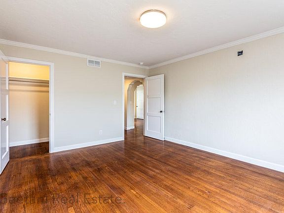 2nd image of 3250 Taraval St