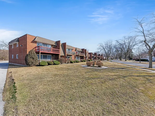 539 N Pleasant Dr APT 2D, Glenwood, IL 60425