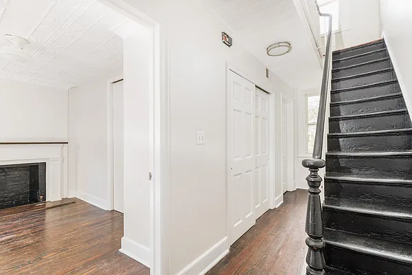 Rented by Dixon Advisory USA Inc. | media 18