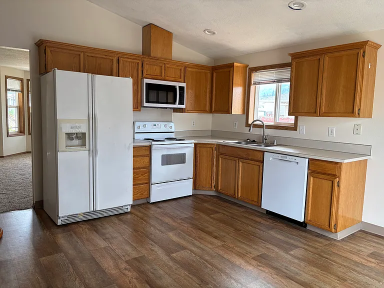 Roomy, eat-in kitchen
