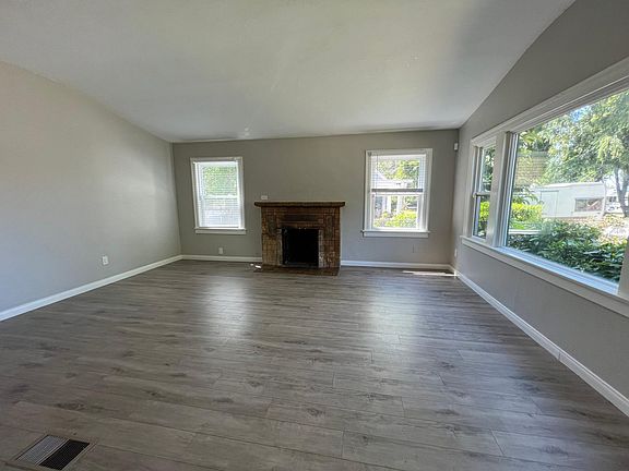 Living room w/ fireplace