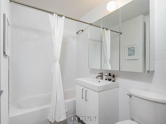 4th image of 20 Exchange Pl APT 911