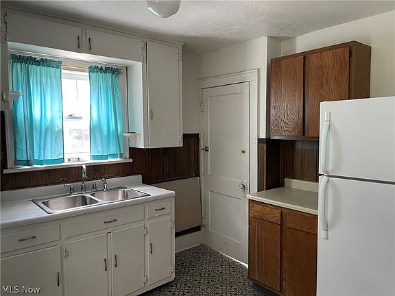 3rd image of 142 E Emerling Ave