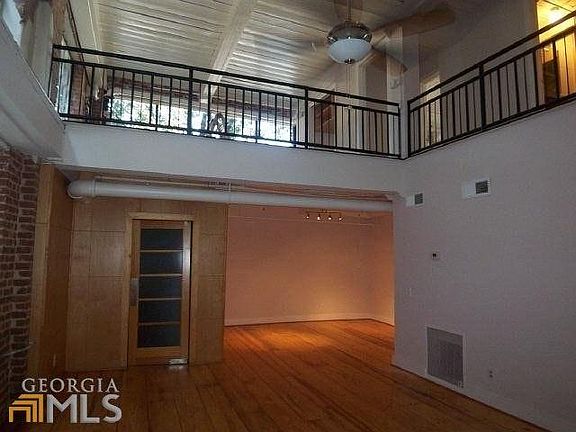 2 floor livingroom no furniture