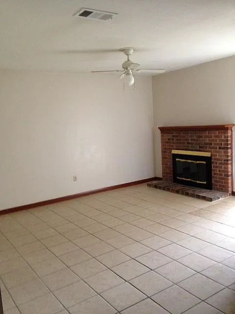 3 bed, 1300 sqft, $1,150 — Photo 2
