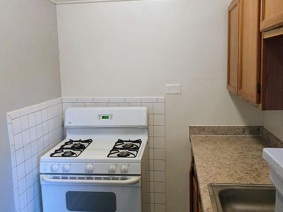 5th image of 1528 W Pratt Blvd #405