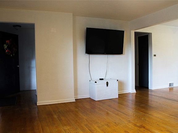 5th image of 49 Northmont St