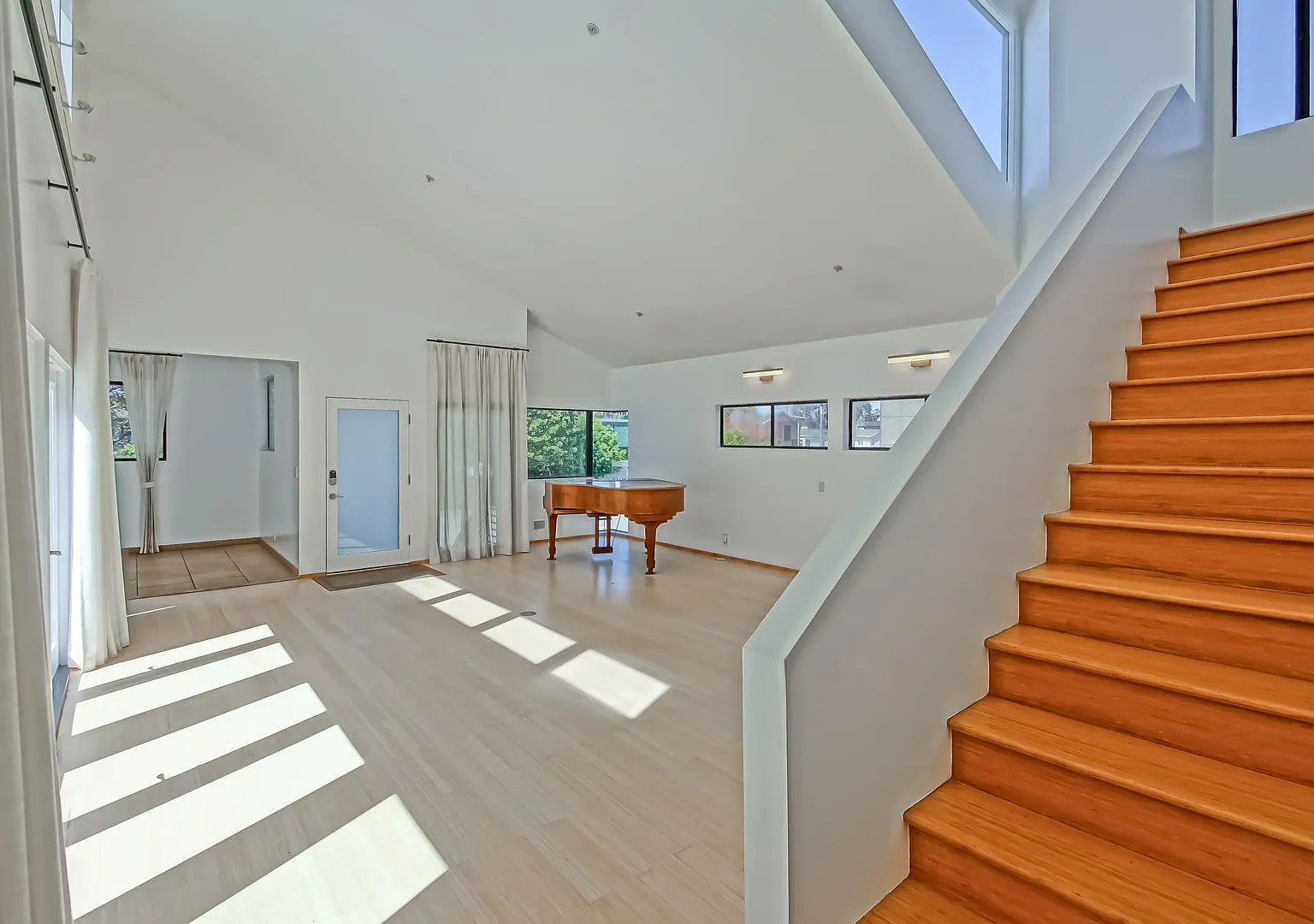 Modern & Bright. Top-Floor, 4br3ba House-Like Apartment W/ Open Floor Plan, 3 Decks For Indoor/Ou... — Photo 4