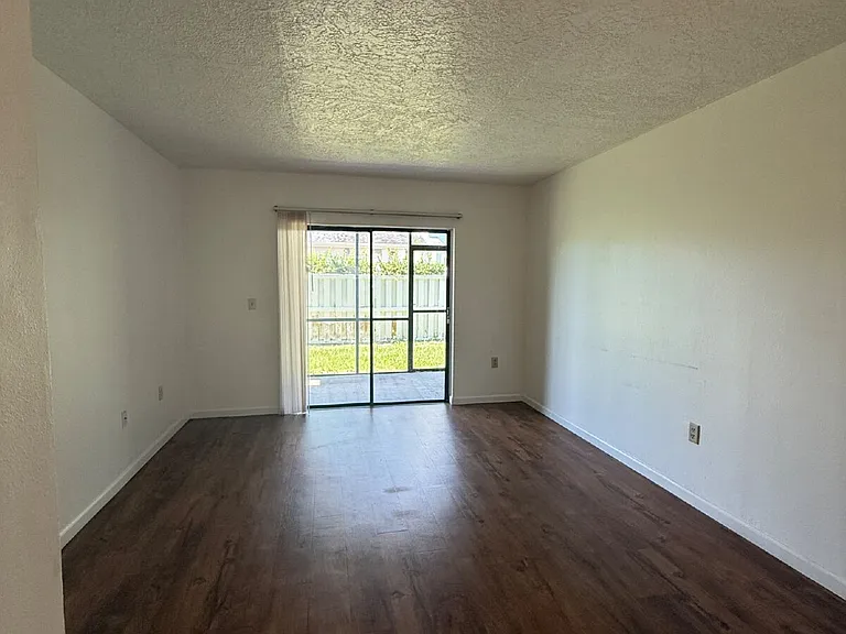 1566 University Ln #905 — Photo 4