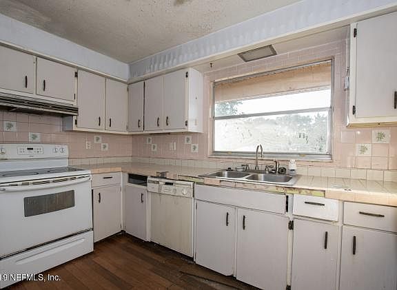 5th image of 183 Shores Blvd