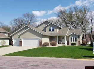 2110 Eagle Ridge Dr, North Mankato, MN 56003