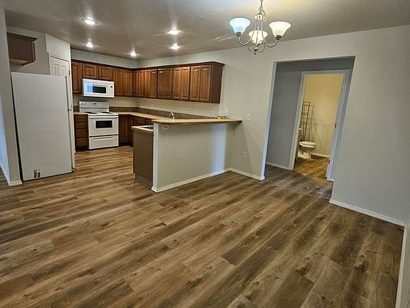 Pic of unit 320, unit 322 has stainless steel appliances, new photos to come