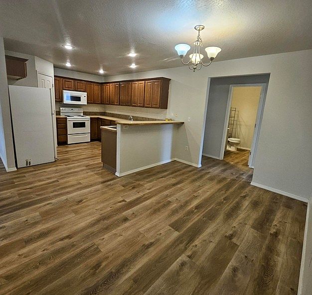 Pic of unit 320, unit 322 has stainless steel appliances, new photos to come