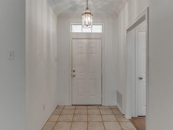 2nd image of 704 Dogwood Ln