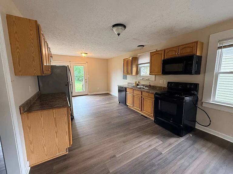 1307 Magnolia St — Photo 3