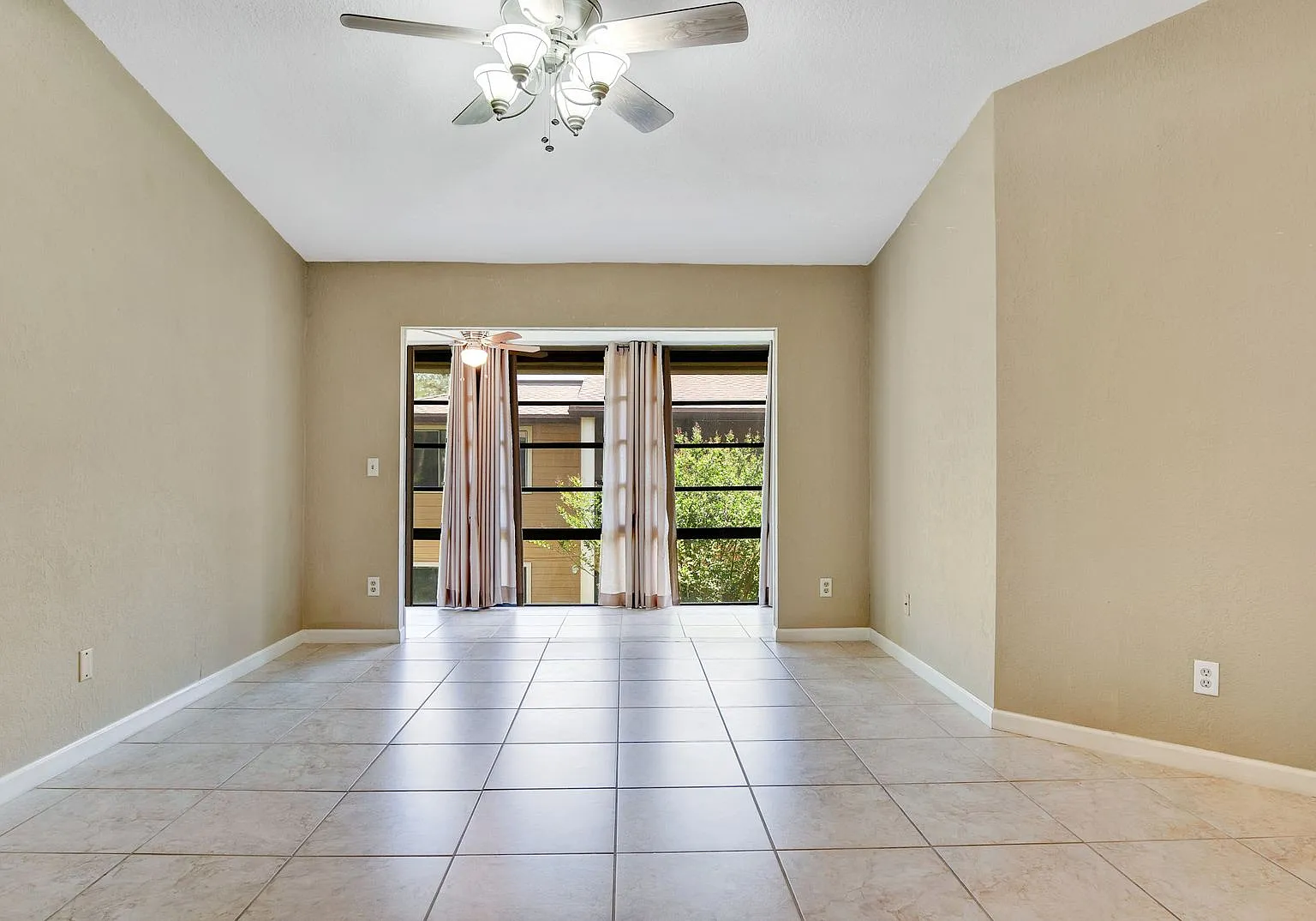 2 BR / 2 BA Condo In Lakeside Condos — Photo 4