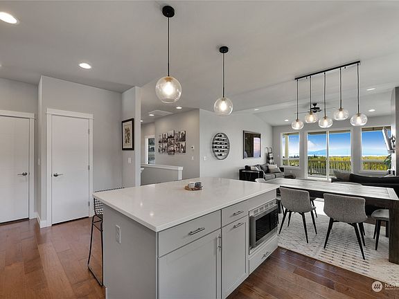 3rd image of 844 Blackwood Court