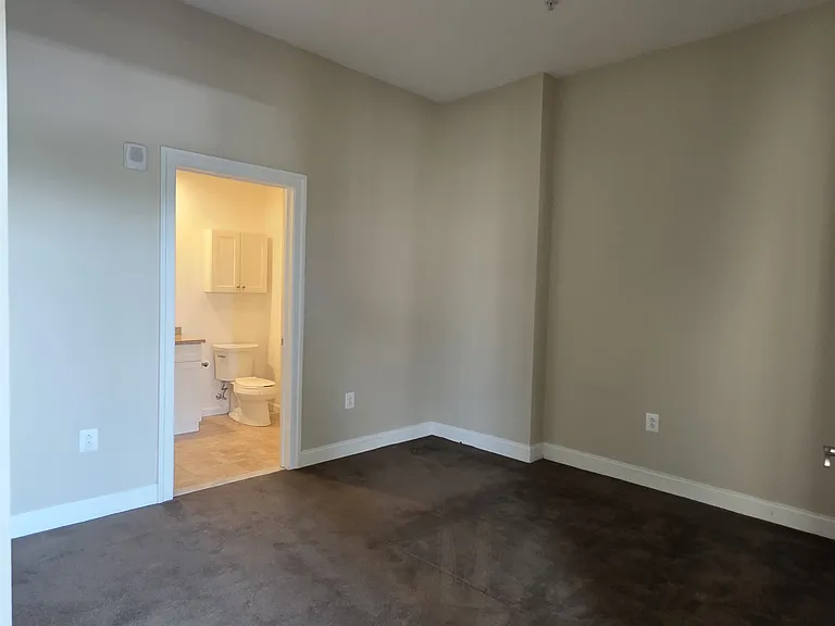 314-22 Walnut St #402 — Photo 17