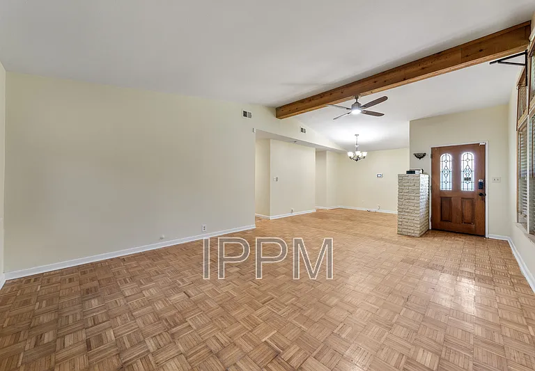 914 E Carrol St — Photo 5