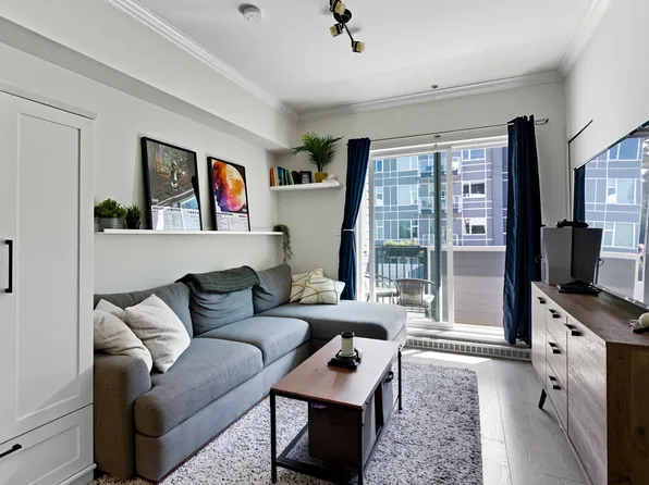 13678 Grosvenor Rd #209, Surrey, BC V3R 5E2