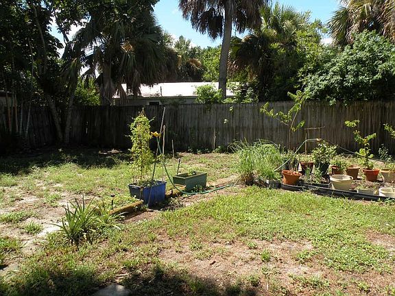 4th image of 4571 NE Lorraine Cir