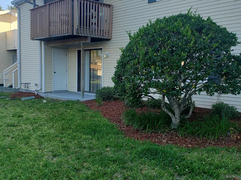 128 Camphor Cir #B