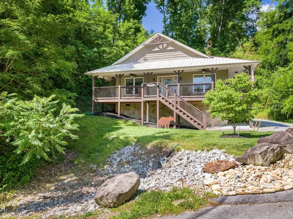 805 N Woodland Dr, Gatlinburg, TN 37738