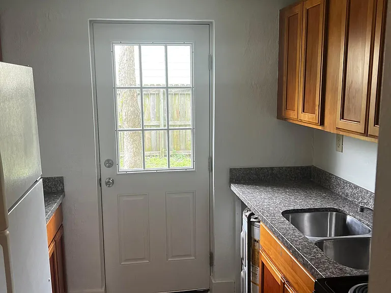 433 N Prieur St #4 — Photo 3